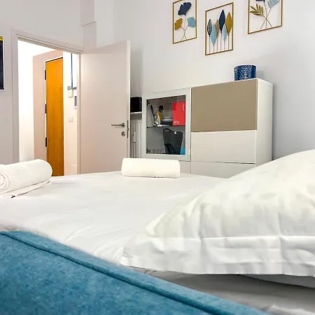 Modern With Private Balcony Near Colosseum * ローマ
