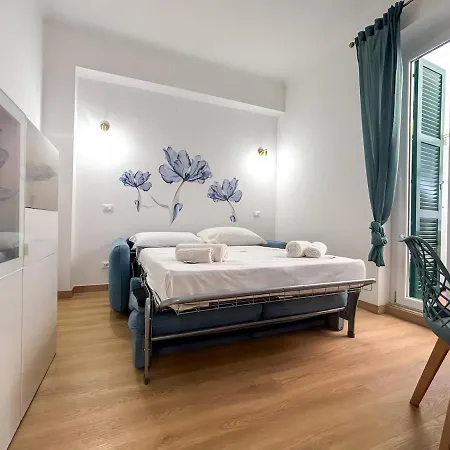 Modern With Private Balcony Near Colosseum アパート