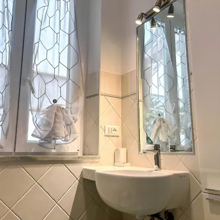 Modern With Private Balcony Near Colosseum アパート