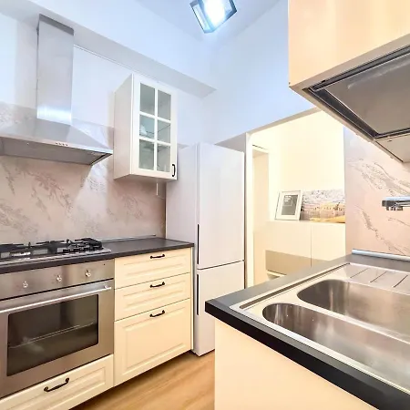 Modern With Private Balcony Near Colosseum ローマ