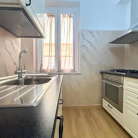Modern With Private Balcony Near Colosseum Apartmán